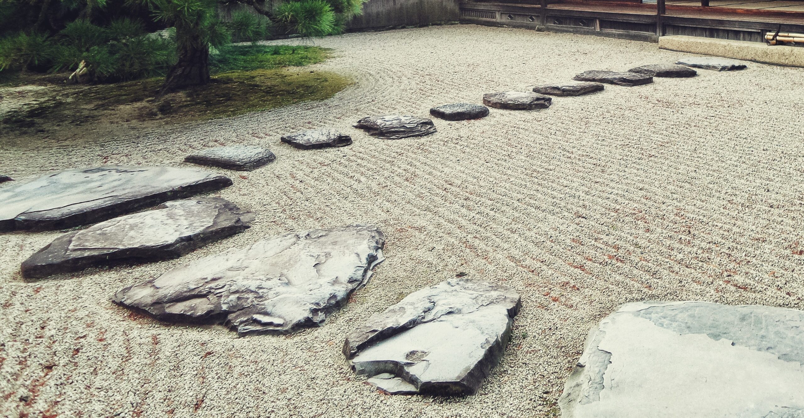 Zen-tuin: Meditatie en harmonie tussen planten en stenen
